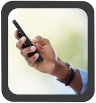 Persona utilizando un celular para realizar pagos con Efecty Pay